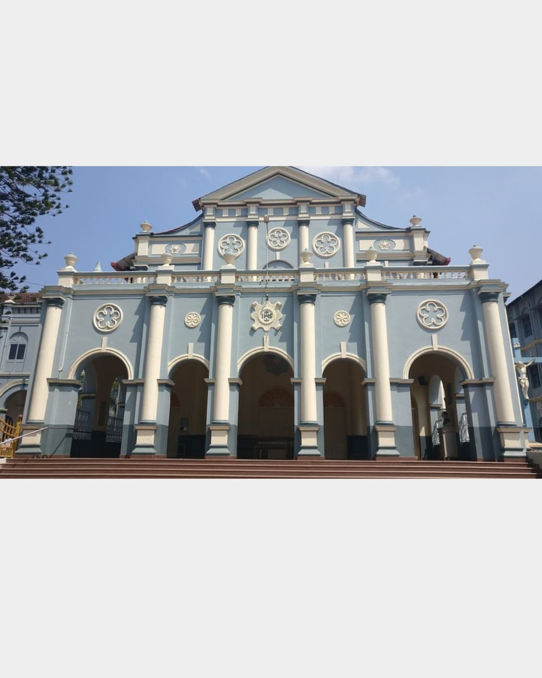 St. Aloysius Chapel in Mangalore showcasing elegant colonial-era architecture and arched façade